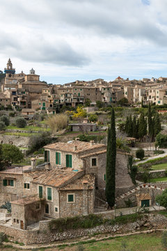 Blick auf das malerische Bergdorf Valldemossa auf der Baleareninsel Mallorca, hochkant