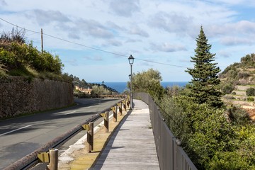 Fußgängerweg über eine Brücke mit Blick auf das Meer, in der Nähe von Valldemossa