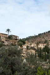 Fototapeta na wymiar Blick auf das malerische Bergdorf Valldemossa auf der Baleareninsel Mallorca, hochkant