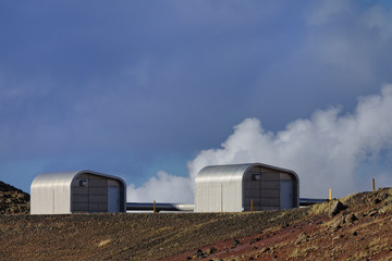 Fototapeta na wymiar Geothermal-Kraftwerk in der Nähe der heißen Quellen von Gunnuhver, Island