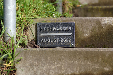 Erinnerung Schild Hochwasser 2002 in Deutschland