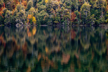 Lago Hermoso en otoño, ruta de los siete lagos, Neuquén.