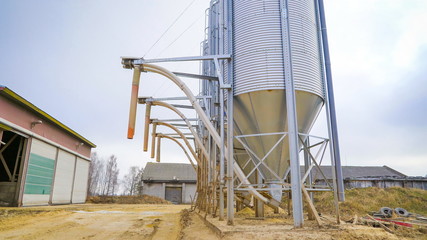 9416_The_big_silo_on_the_big_farm.jpg