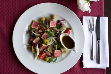 Salad with tuna and sauce