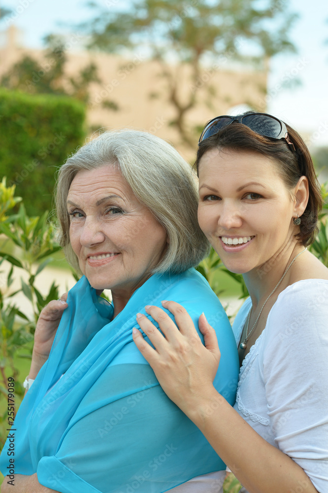 Poster Portrait of cute senior woman with daughter at park