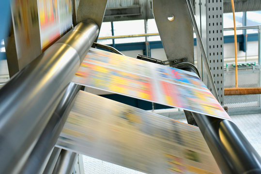 Rollenoffset Druckmaschine in einer Gro&szlig;druckerei f&uuml;r Tageszeitungen // Web offset printing press in a large printing plant for daily newspapers