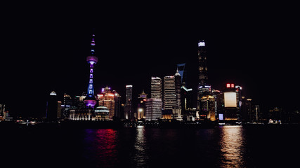 Obraz na płótnie Canvas Observer Shanghai la nuit 