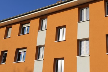 Naklejka premium Älteres Mehrfamilienhaus mit neuem Fassadenanstrich
