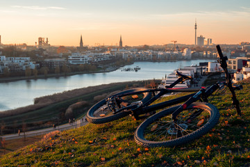 Phoenix-See Dortmund mit Fahrrad, Ruhrgebiet - obrazy, fototapety, plakaty
