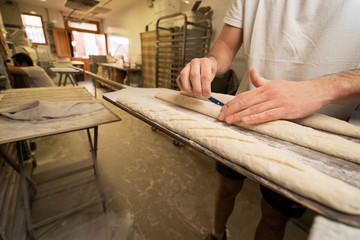 metiendo pan artesanal en el horno
