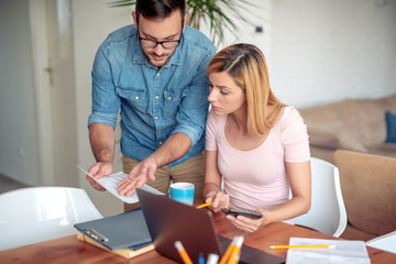 Obraz premium Couple working on home finance with laptop