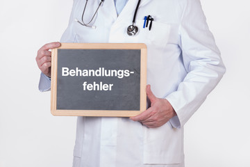 Arzt mit Schild Behandlungsfehler