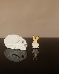 Ceramiczny królik i zając z odbiciem  na czarnym tle © Seance_Photo_Sylwia