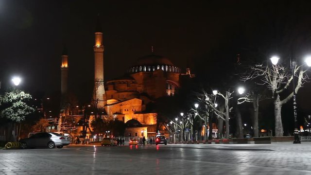 Haiga Sofia moschee at night from the Bosporus in Istanbul, Turkey