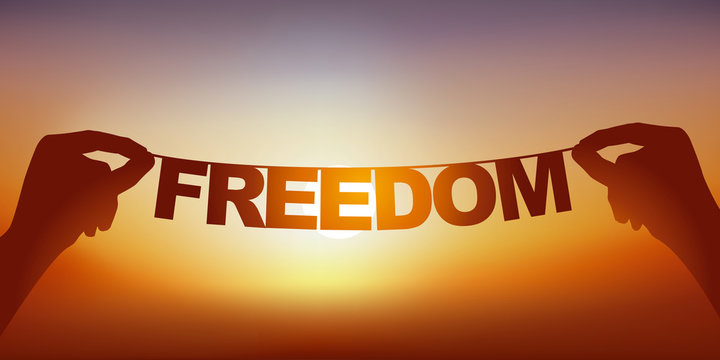 Concept de l’esprit libre, avec deux mains qui tiennent une guirlande sur laquelle est écrit le mot liberté devant un ciel ensoleillé.
