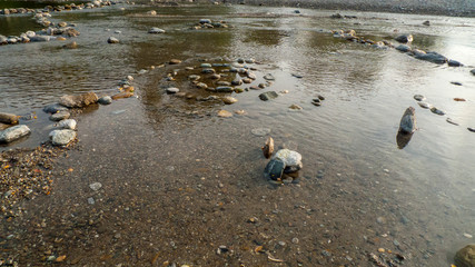 Spirale aus Kiesel Steinen, am Ufer, Strand von Gravedona am Comer See