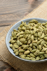 Cardamomo en un bol de cerámica en la mesa