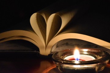 Vela y libro
