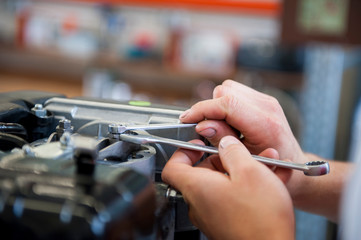 Handarbeit am Motorblock, Nahaufnahme