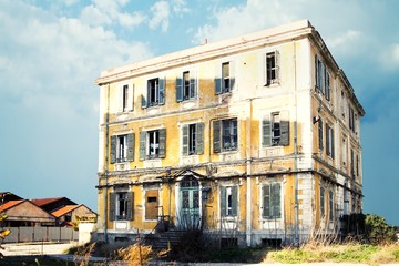 Fototapeta na wymiar Old abandoned house