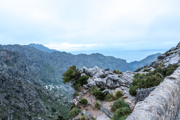 Der Blick entlang der Felsen auf die Serpentinenstraße nach Torrent de Pareis