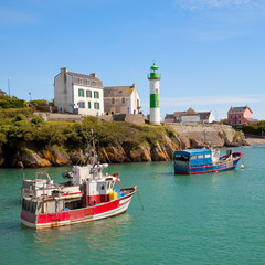 Bateaux de pêche dans le port de Doëlan en Bretagne
