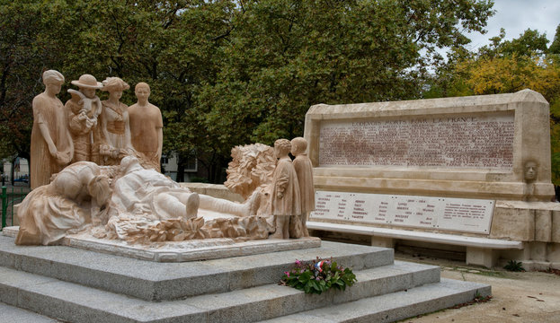 Monument aux Morts de Lod&egrave;ve, France