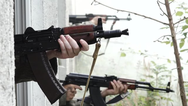 Detail &ndash; Soldiers aim target out of window