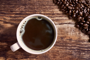 Filiżanka kawy na starych deskach