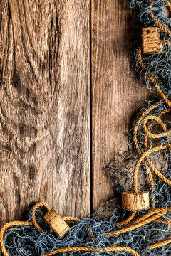 arri&egrave;re-plan filet de p&ecirc;che sur fond bois