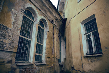 Obraz premium Old building corner with big windows