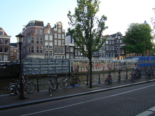 Paisagem de contrastes em Amsterdã
