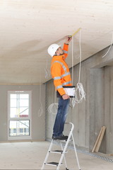 Gutachter ueberprueft Baustelle