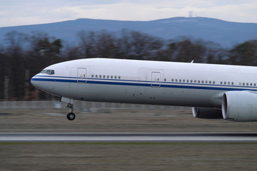 Passagierflugzeug bei der Landung auf der Landebahn Nordwest am Frankfurter Flughafen - Stockfoto