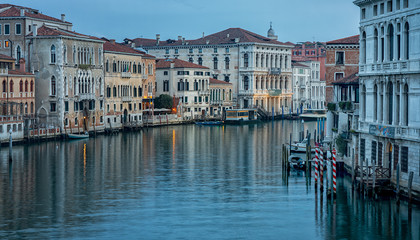 Morgengrauen am Canale Grande in Venedig