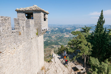 Fototapeta premium Tourists visit the fortress known the Cesta or Fratta in San Marino