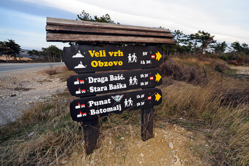 Wegweiser zu Wanderwegen auf der kroatischen Insel Krk
