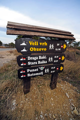 Wegweiser zu Wanderwegen auf der kroatischen Insel Krk