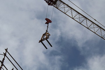 Gru nel cantiere edile in primavera