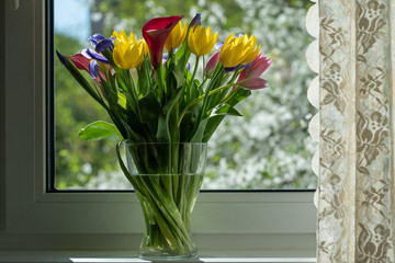 Bouquet of tulips in a vase.