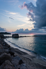 Sonne versinkt neben Vulkan Stromboli rotgl&uuml;hend im Meer