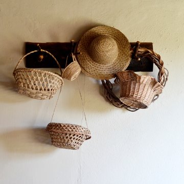 Sombrerera sombreros y cestas de paja y mimbre