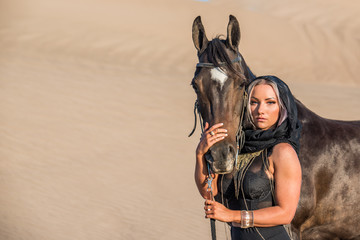 Obraz premium Desert Model and Her Horse