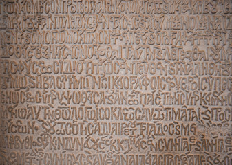 Antike Schriftzeichen geschrieben auf einen Stein