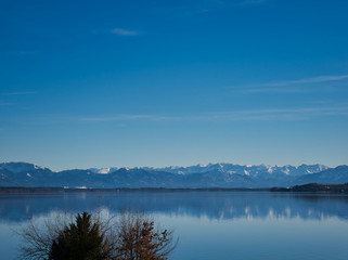 Blick über den Starnberger See auf die Alpen