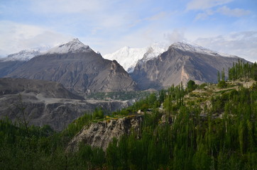 パキスタンのフンザの絶景　美しい山と村と森林