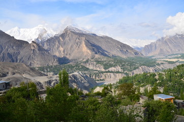 パキスタンのフンザの絶景　美しい山と村と森林