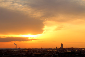 Naklejka premium 通天閣から望む夕空の大阪