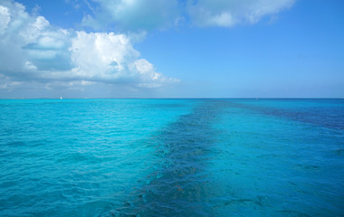 Obraz premium landscape of colorful sea under Caribbean sunlight