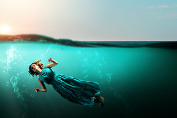 Obraz na płótnie Canvas Woman dancer in clear blue water